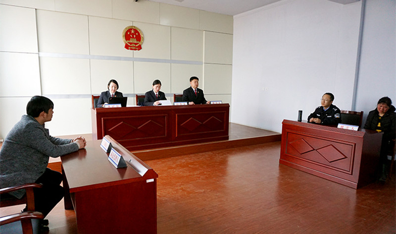 承辦檢察官對(duì)一起交通肇事案犯罪嫌疑人做不起訴宣告_副本.jpg