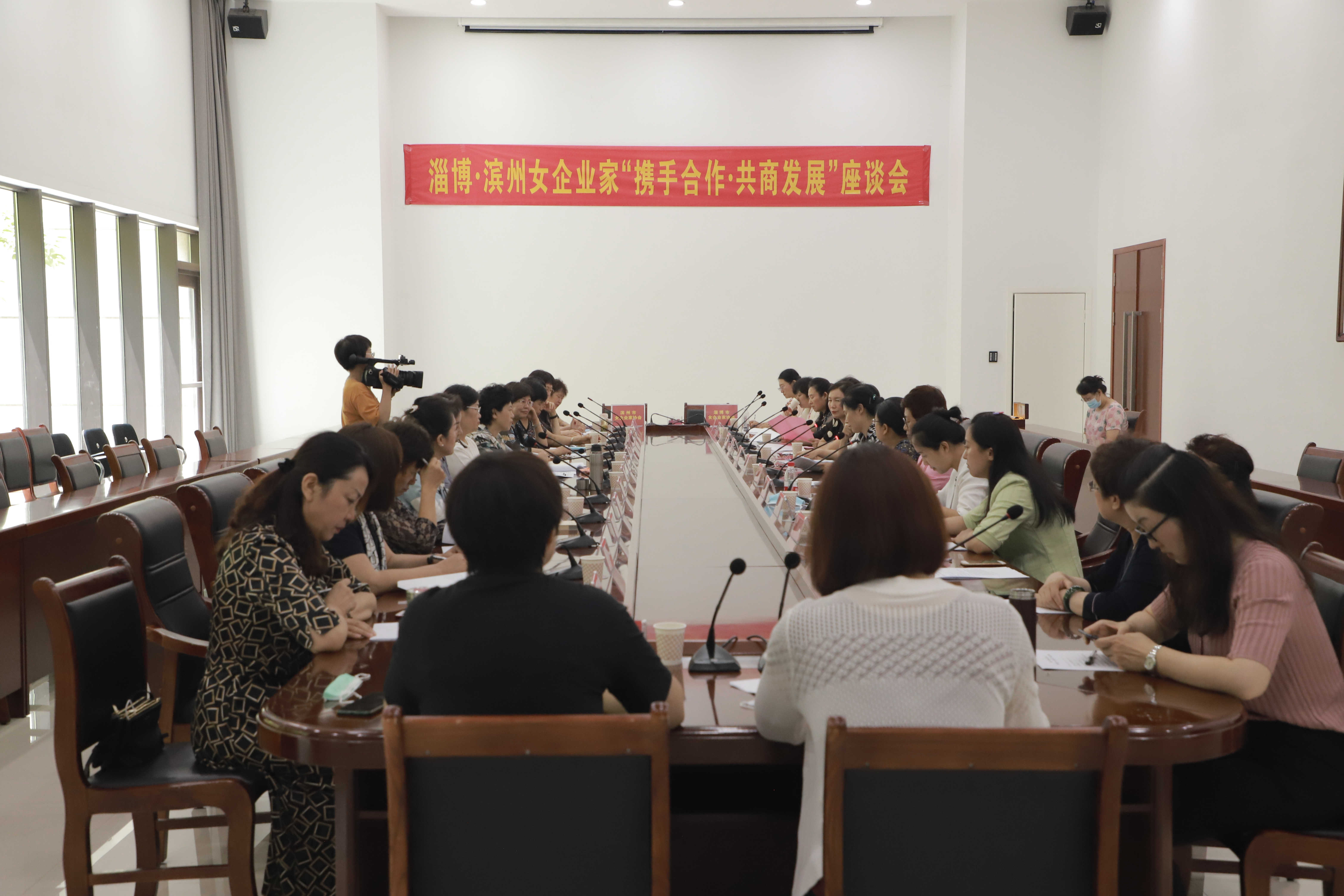 1-座談會全景圖片_副本.jpg